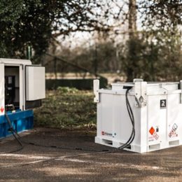 Alimentant un groupe électrogène, grâce au passage de flexibles.